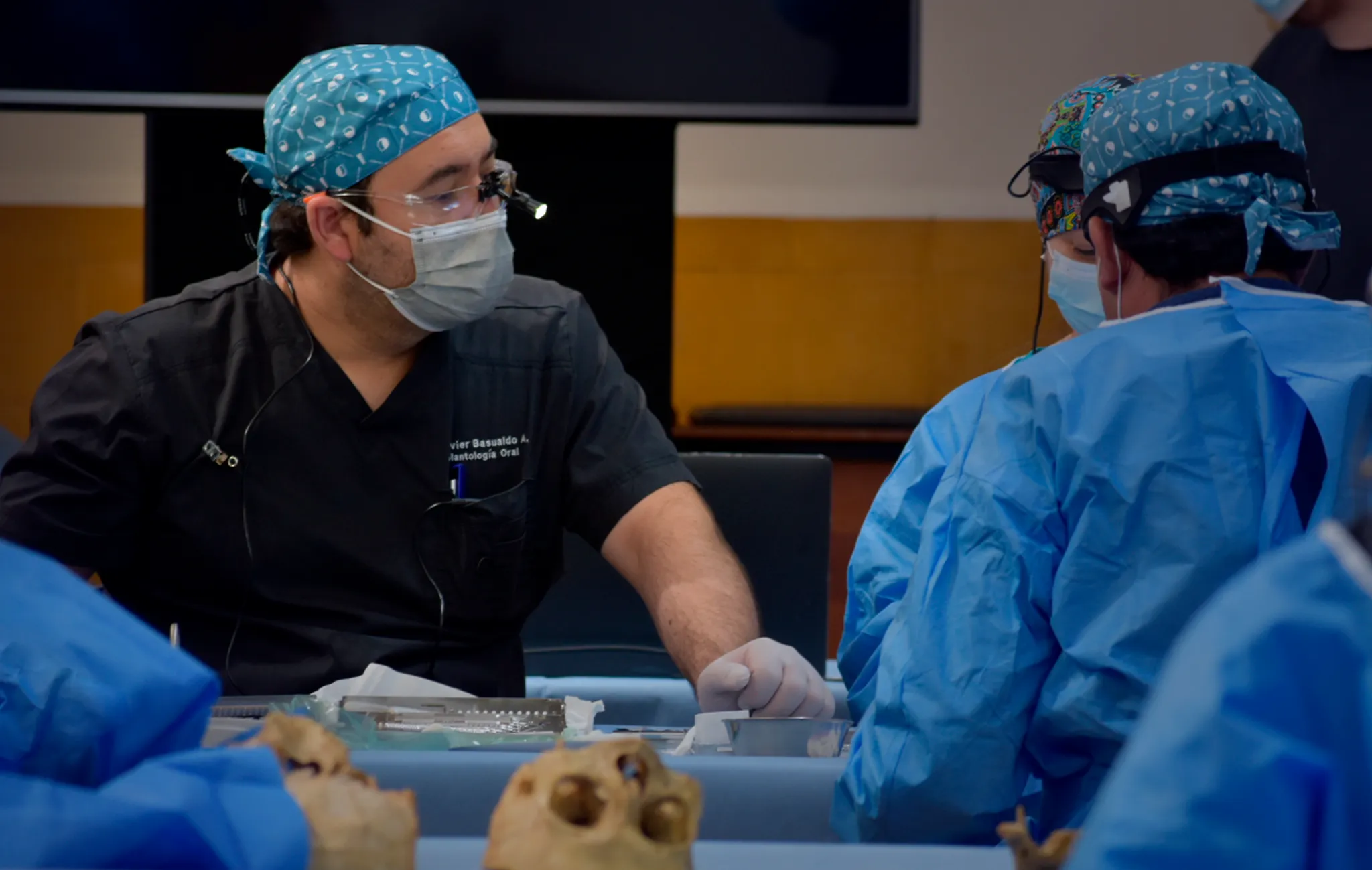 Dr. Javier Basualdo en cirugía de implantes